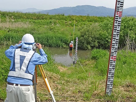 ダイエツ様の社員が測量している様子（写真）