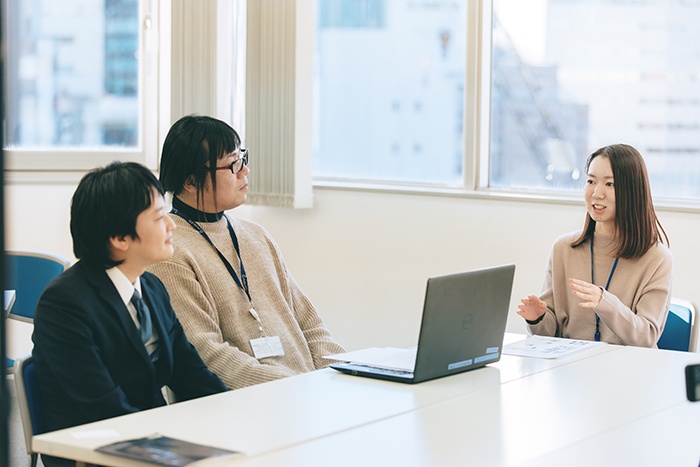 システムサーバー様の成長確認会議の様子(写真)